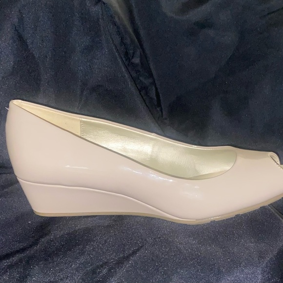Good looking BANDOLINO Size 10 Chandra Peep-Toe Pump + Wedge Heel. - Picture 3 of 5